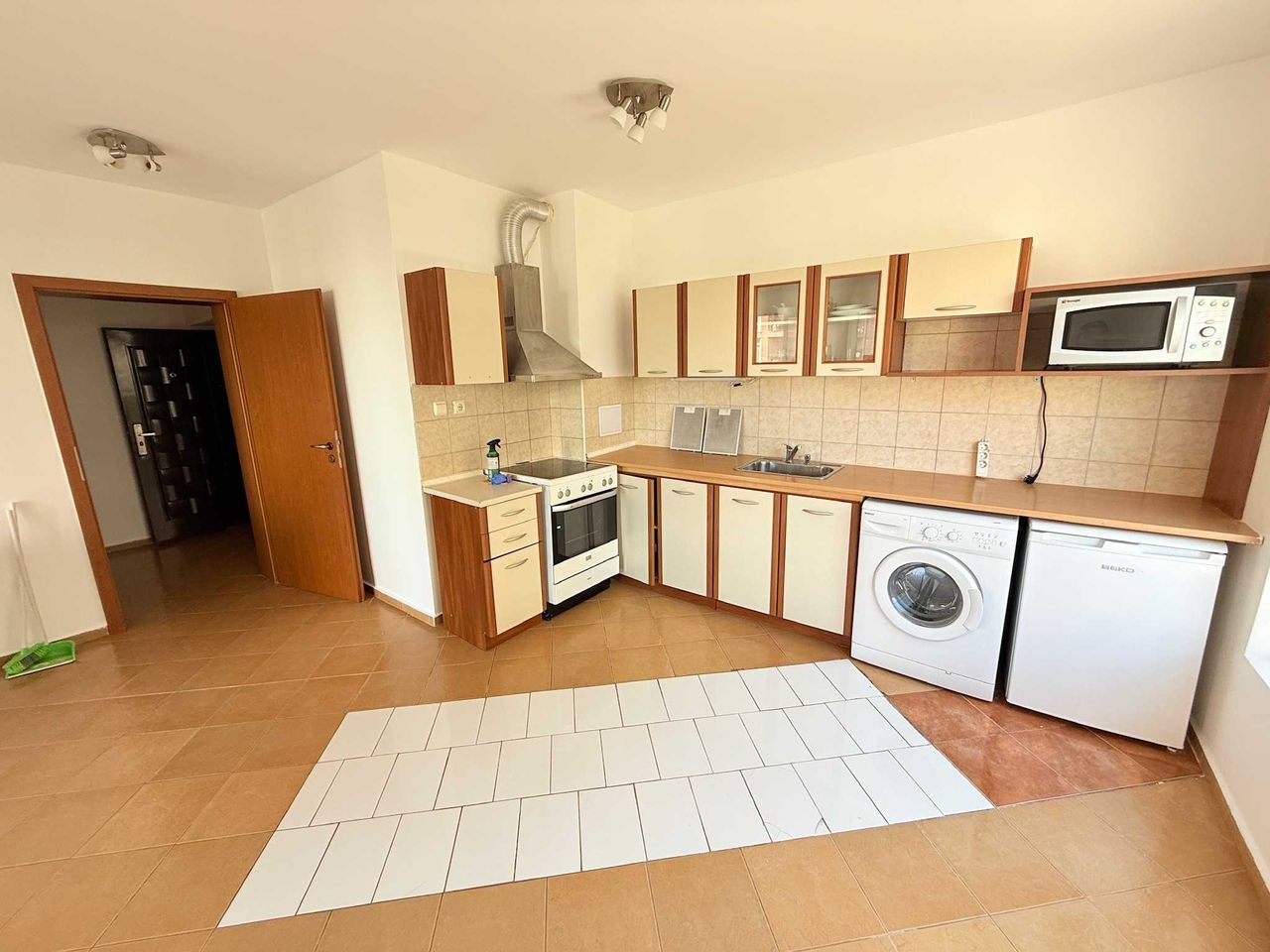 Продава се Двустаен апартамент в к.к. Слънчев бряг - 85 кв.м за 1118 €/кв.м - Снимка #3