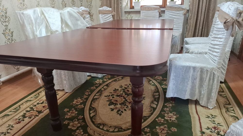 Продаётся обеденный стол в отличном состоянии.
