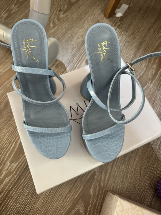 Сандали на висок ток