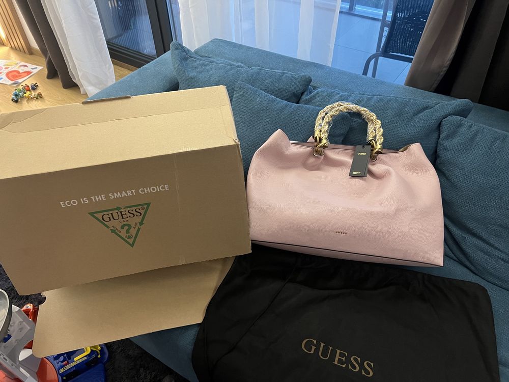 Чанта GUESS.Нова, XL size. С етикети,торбичка,всичко от до.100% ориг.