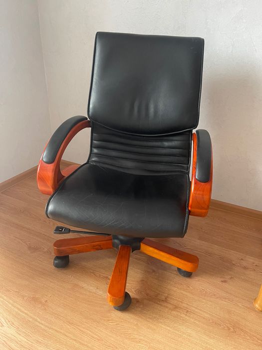 Офисное кресло — чёрная кожа и дерево, хорошее состояние.