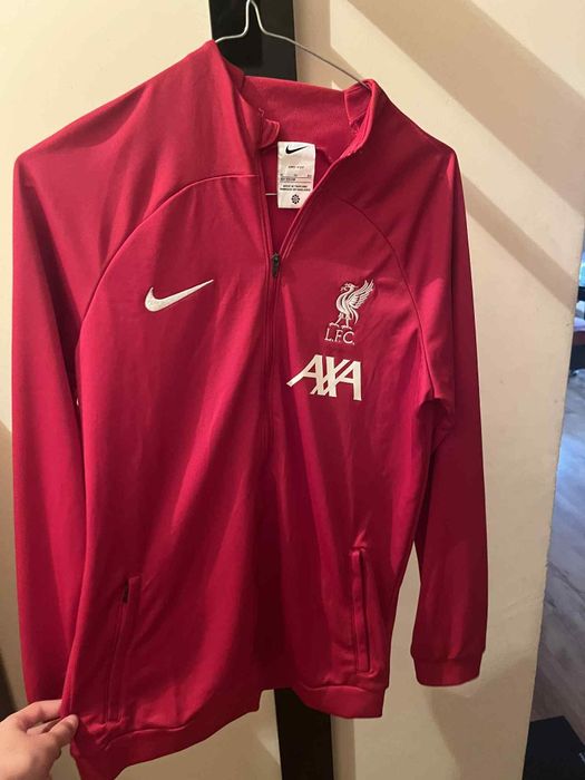 Екип на Nike, нов, без етикети, размер 158-170.