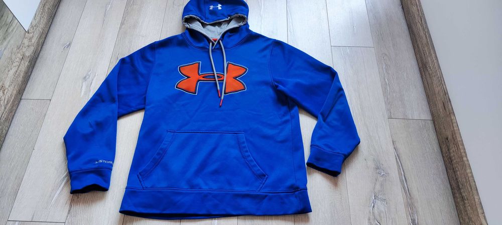 Продавам суитчър Under Armour Storm