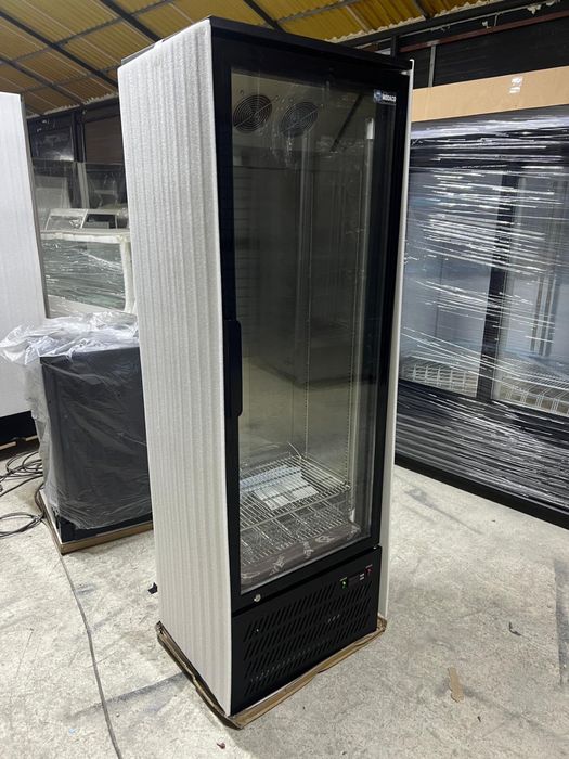 Vitrina frigorifica cu led si racire prin ventilatie