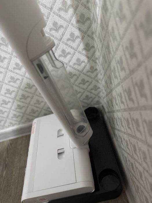 Продается беспроводной вертикальный моющий пылесос