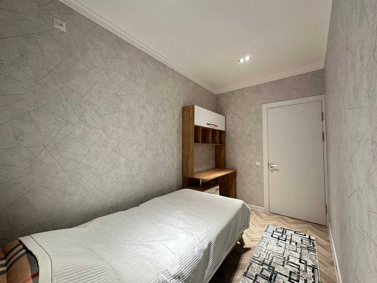 Own apartment for rent: 3-room, Afrosiab street, Oybek metro 5min