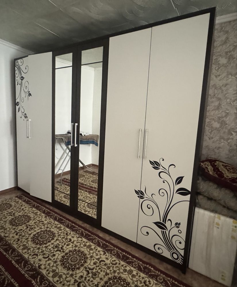 Продается шкаф с зеркалом