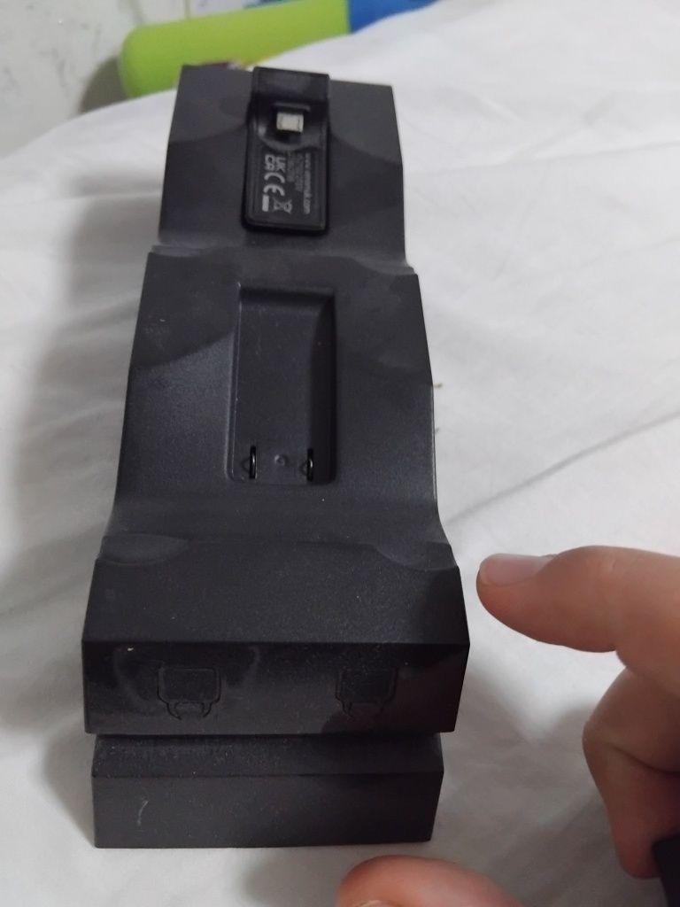 PS4 pro с джойстик и игри и безжично зариадно