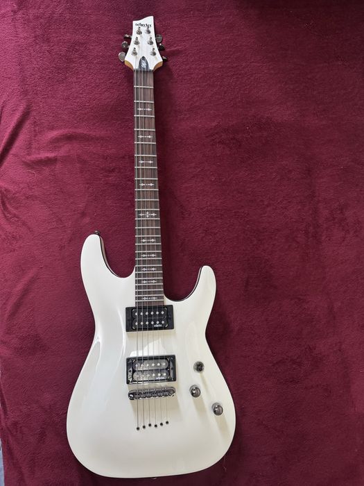 Продам электрогитару в отличном состоянии пользовался один раз