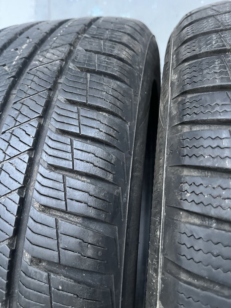 2 бр. всесезонни гуми 255/45/20 Vredestein DOT 5020 6,2 mm