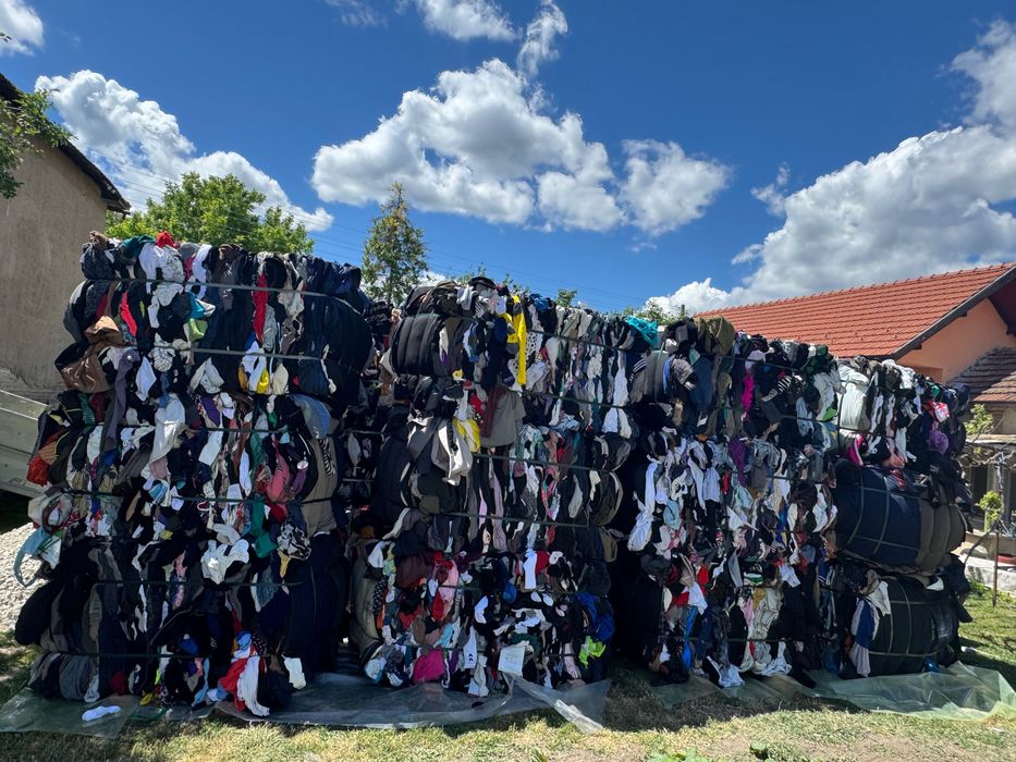 Продавам палета със дрехи. 500кг дрехи микс за 70лв.