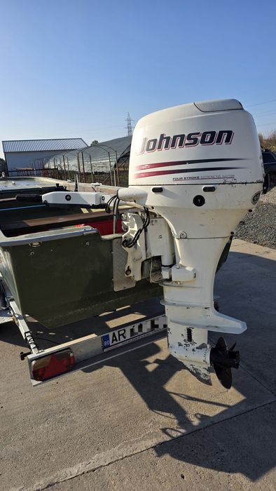 Barcă cu motor și peridoc