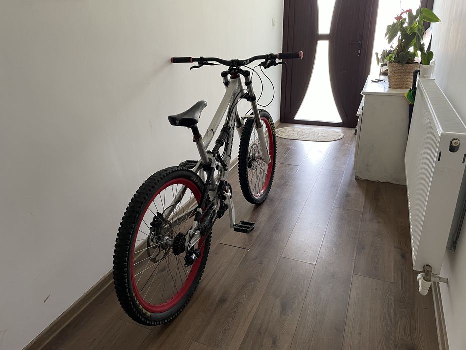 Bicicleta Downhill Banshee Scythe