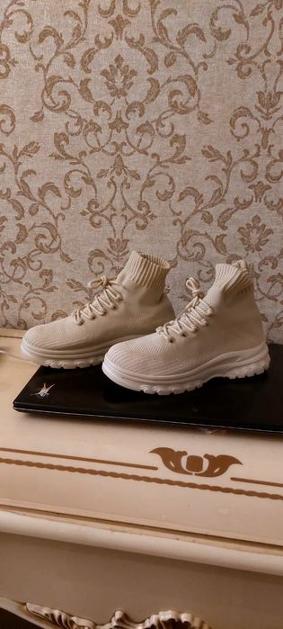 Женская обувь - ботинки,кроссовки полусапожки.Новые