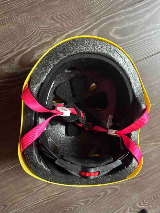 Продавам нова детска каска размер 54-58 на Disney, регулируема, жълта