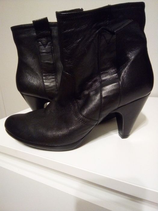 Продавам кожени боти