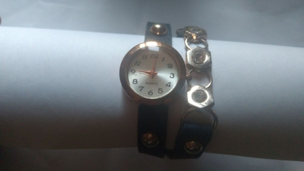 Наручные кварцевые часы