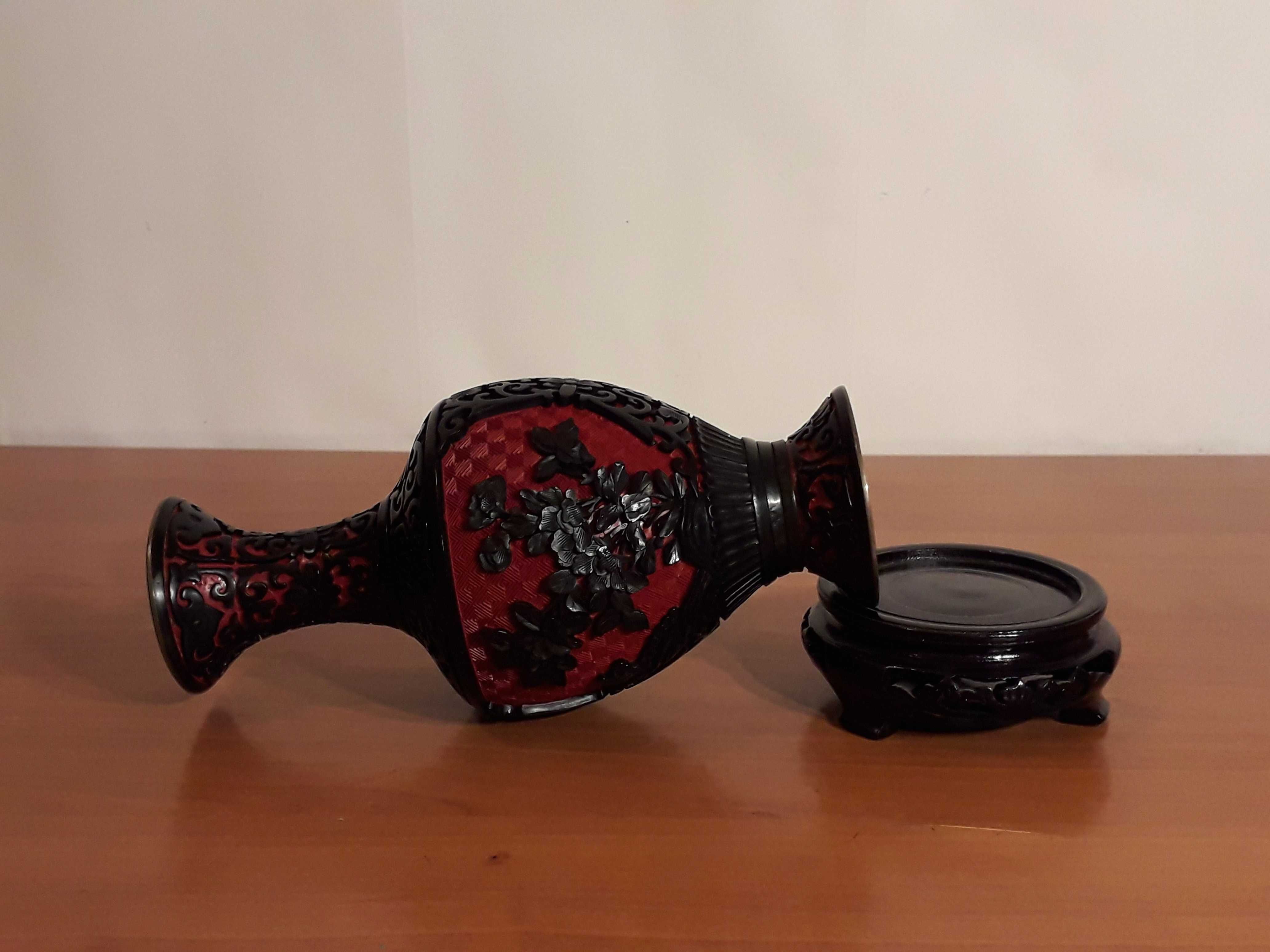 Vaza Asiatica de Cinnabar ‘rosu si negru’ - Piesa Deosebita