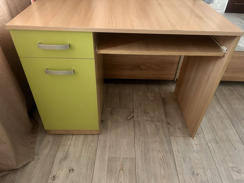 ученическо бюро с два шкафа