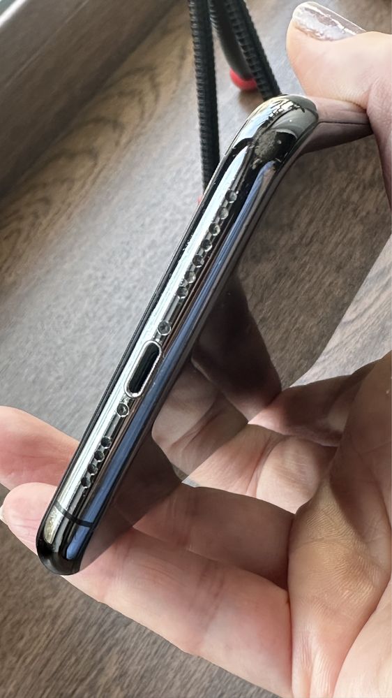 Продам IPhone XS Max черный + чехол-аккумулятор белый