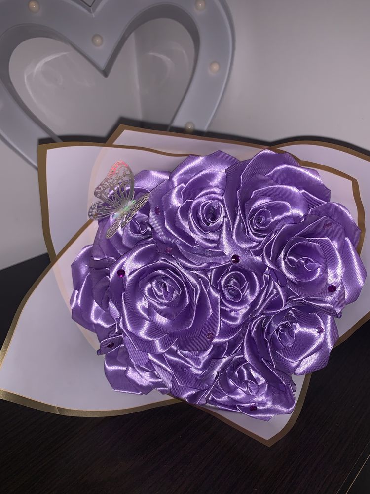 Buchet trandafiri din satin mov cu pietricele si fluturas