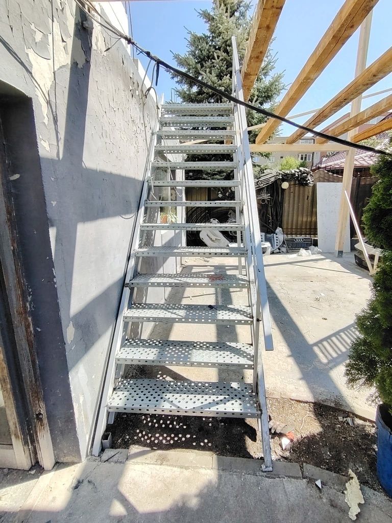 Vând scarii metalice zincate exterioare și pentru incendii , platforme