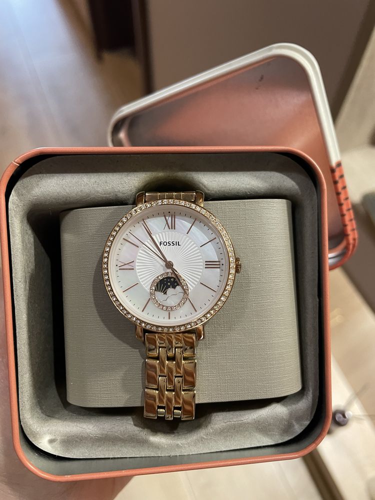 Часовник Fossil, дамски. Модел Jacqueline Sun Moon Rose Gold Steinless