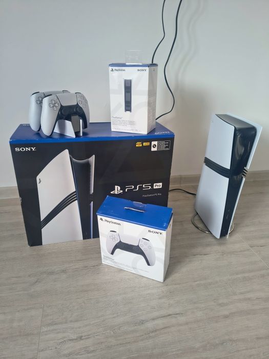 Playstation 5 PRO ca nou | 2 controllere + charging station + stand