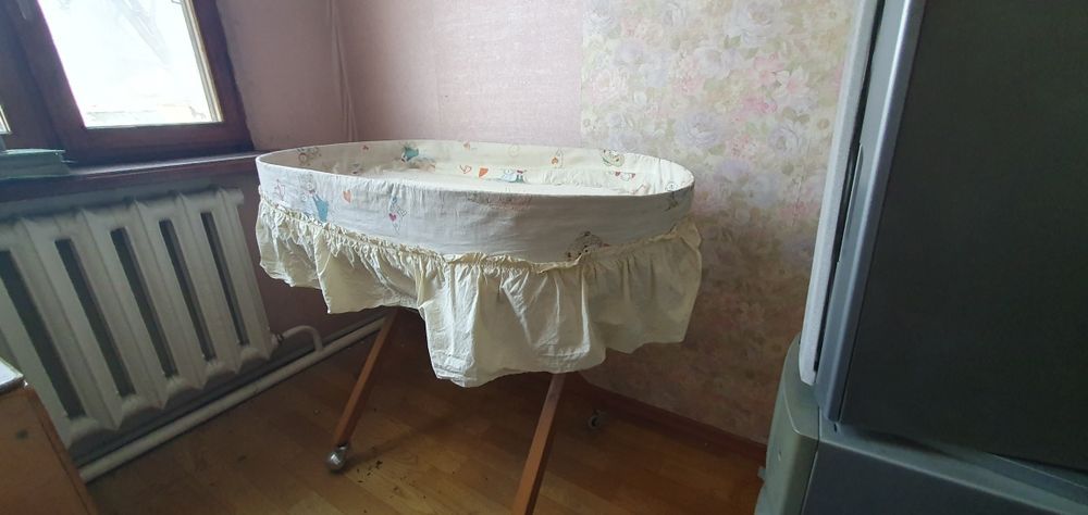 Продам пеленальный столик на колёсиках, для новорождённых