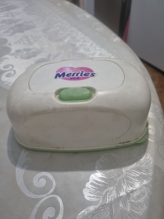 Продам контейнер для влажных салфетокок