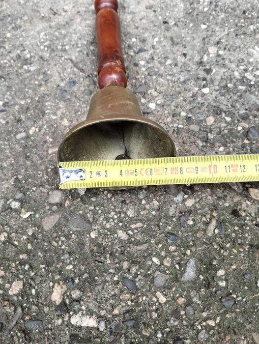 Училищен звънец .