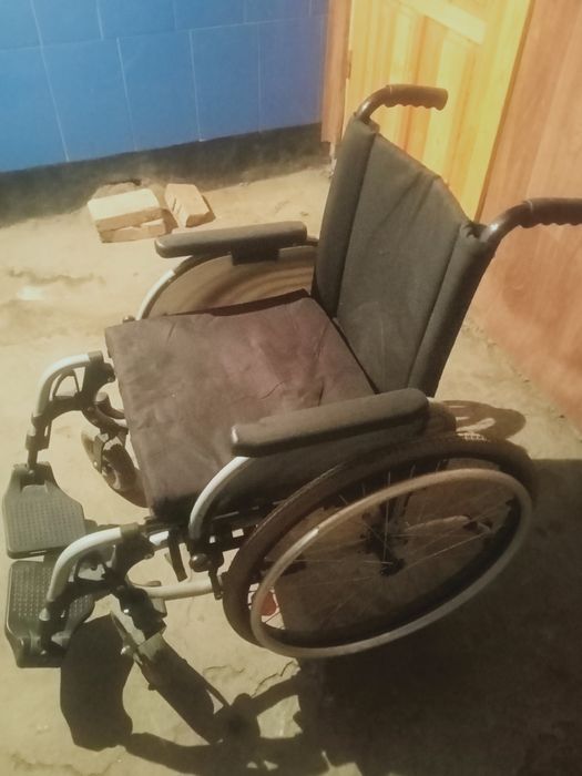 Продам инвалидную коляску костыли