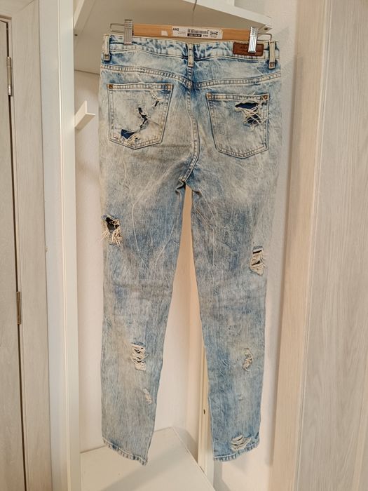 Blugi rupți, deschiși la culoare, material bun