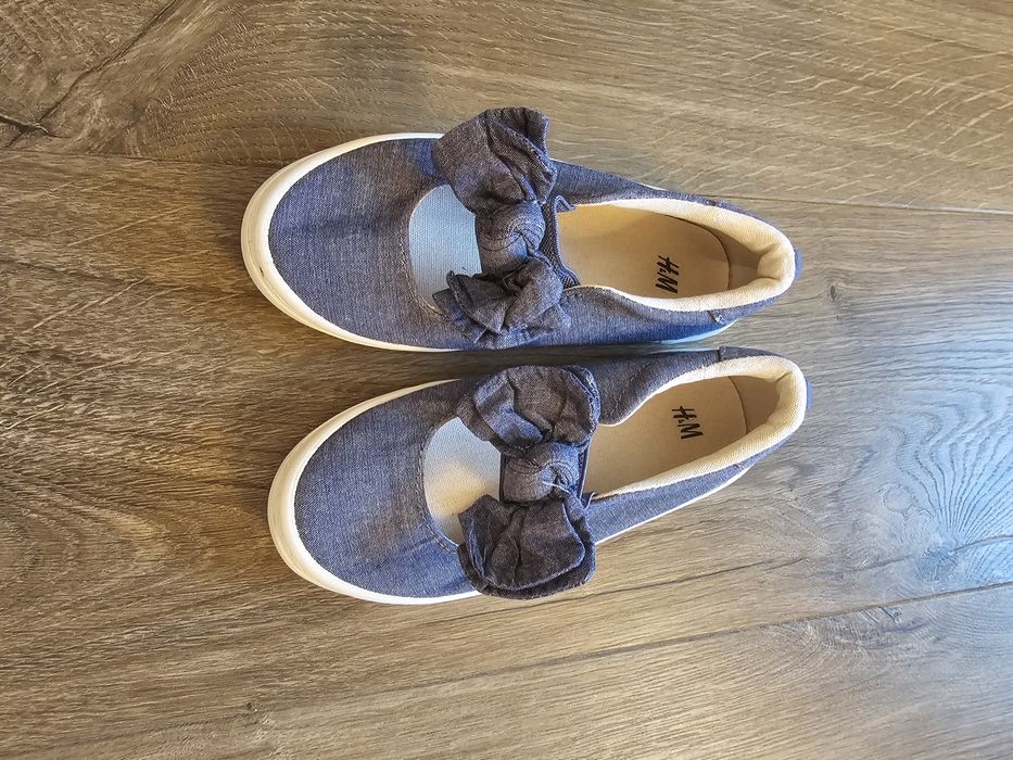 Tenesi H&M cu fundite, marimea 28