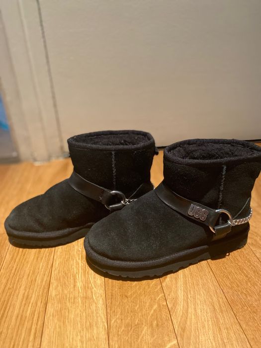 Cizme UGG fete, culoare neagra, marime 36, scurte, model cu lant/logo