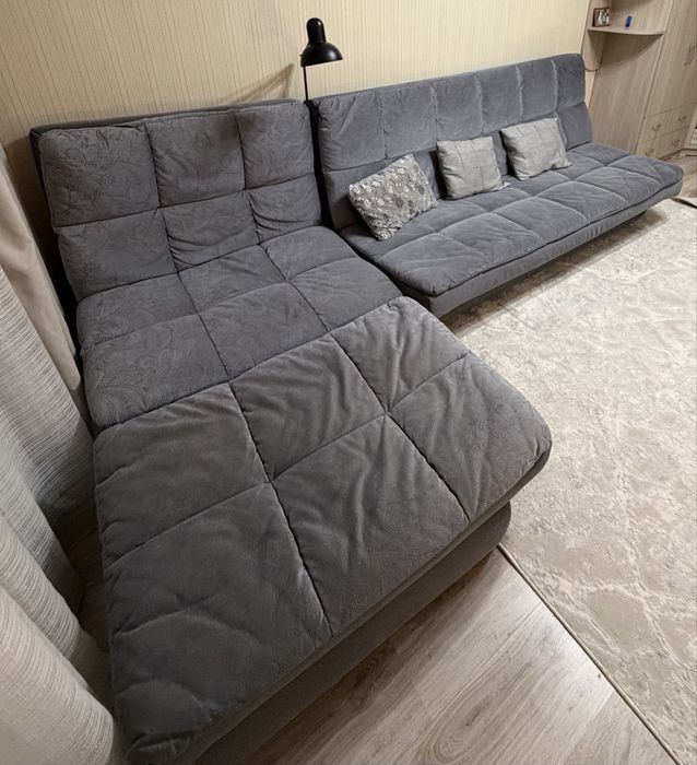 Продам угловой диван с пуфом и софой