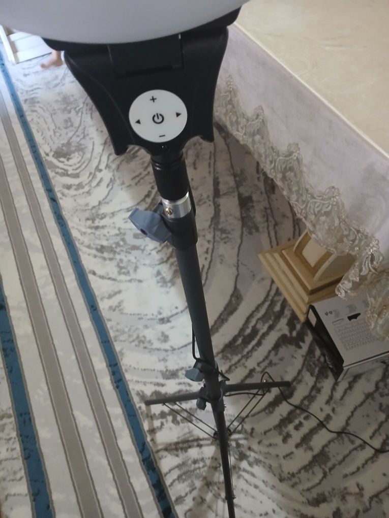 Shtativ lampa sotiladi srochna