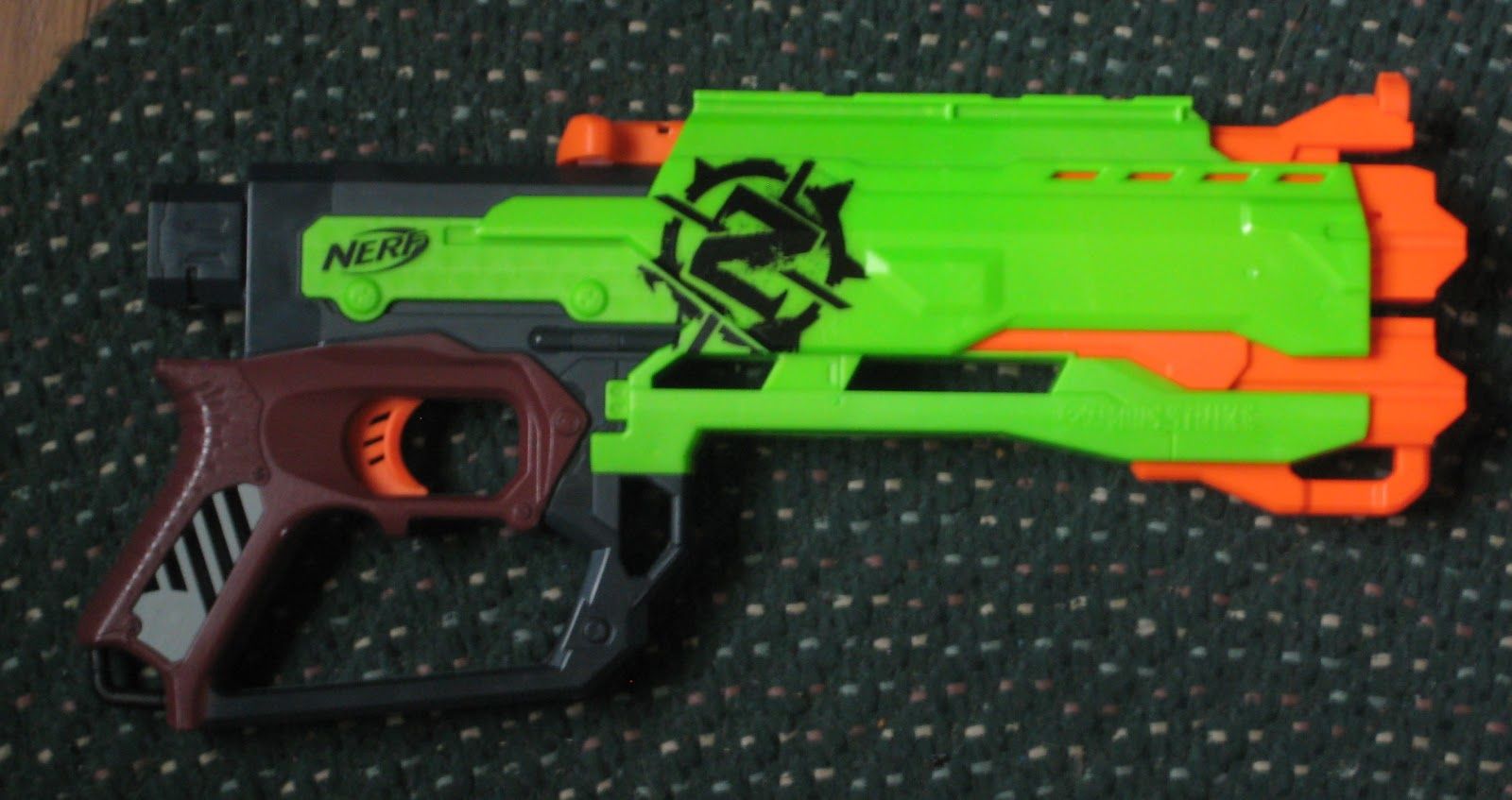 Продам nerf в отличном состояний  из уодеций зомби онда топ