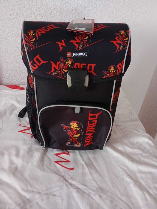 Детска раница за училище.