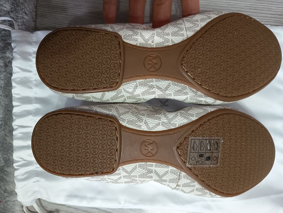 Vând balerinii Michael Kors originali noi.