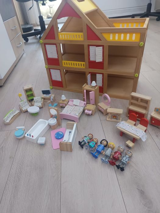 Детска дървена къща с кукли