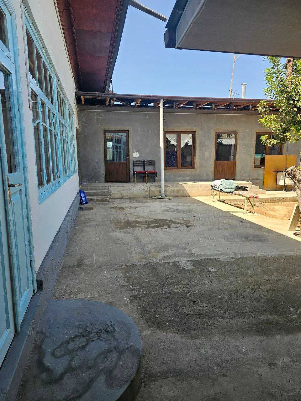 Uchtepa tumanida 4 sotix uy sotiladi