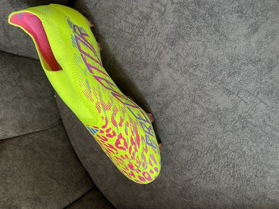 Vand ghete fotbal Adidas predator