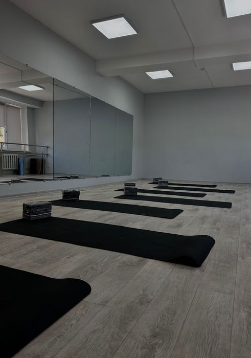 Коврики для йоги черно белые