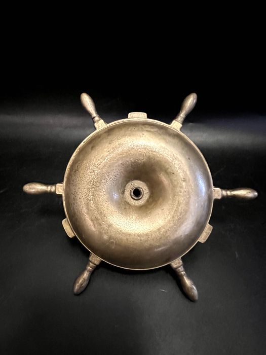 Scrumiera in forma de timona decorată cu un sfeșnic