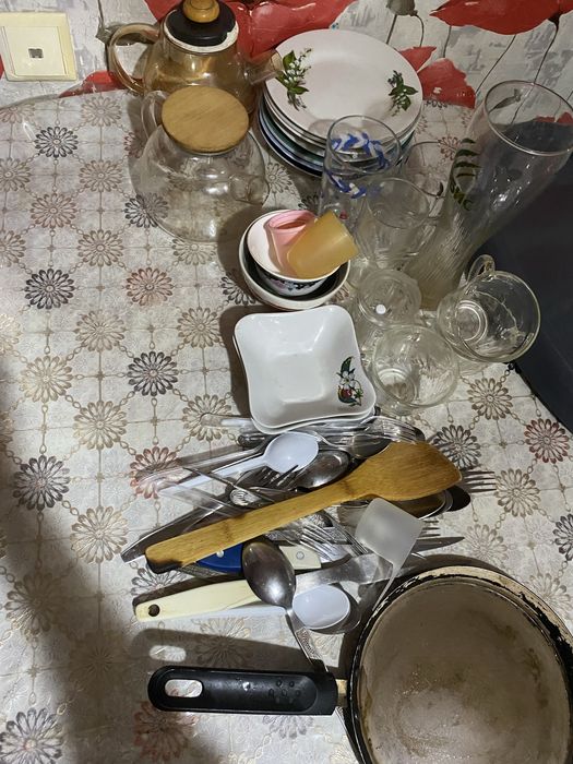 Отдам коробку посуды разной