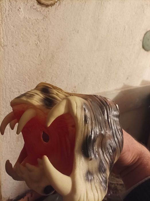 Латексова маска хищникът