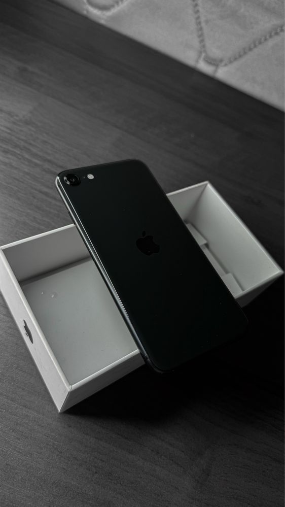 iPhone SE 2   (2020)