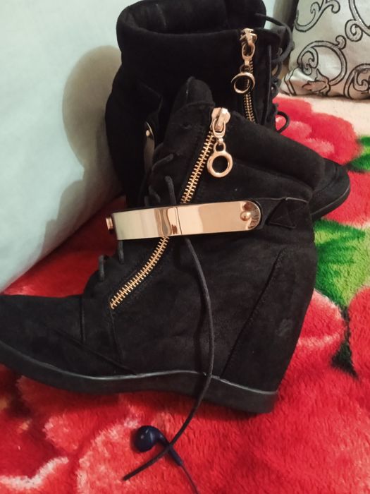 Продам новые полусапожки в хорошем качестве за 5000 тысяч тенге