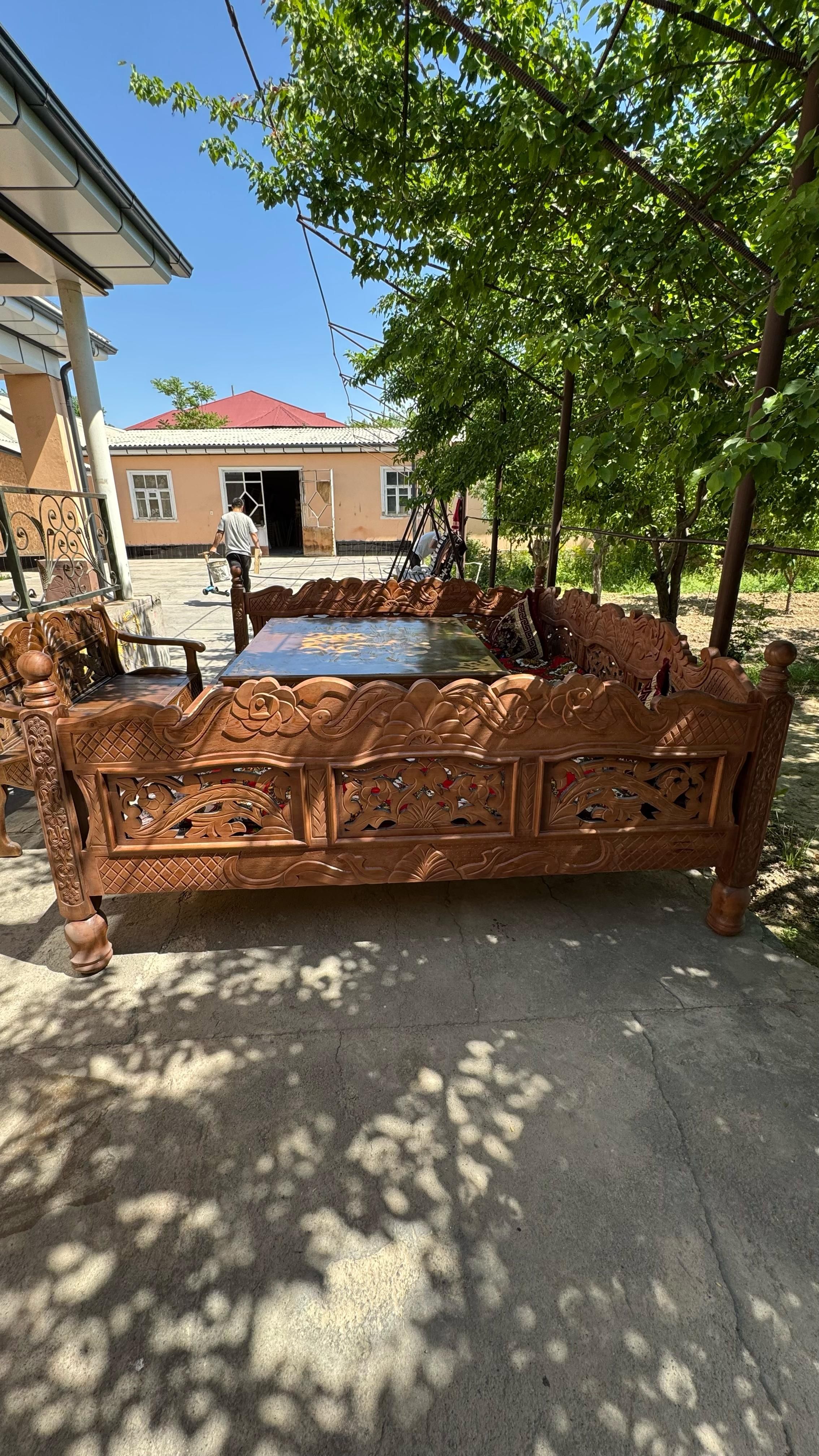 Ресторанные решения – массивные топчаны со столами 96B